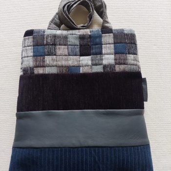 Tote trapezio con quadretti dall'azzurro al nero