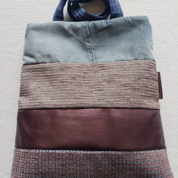 Tote trapezio con jeans